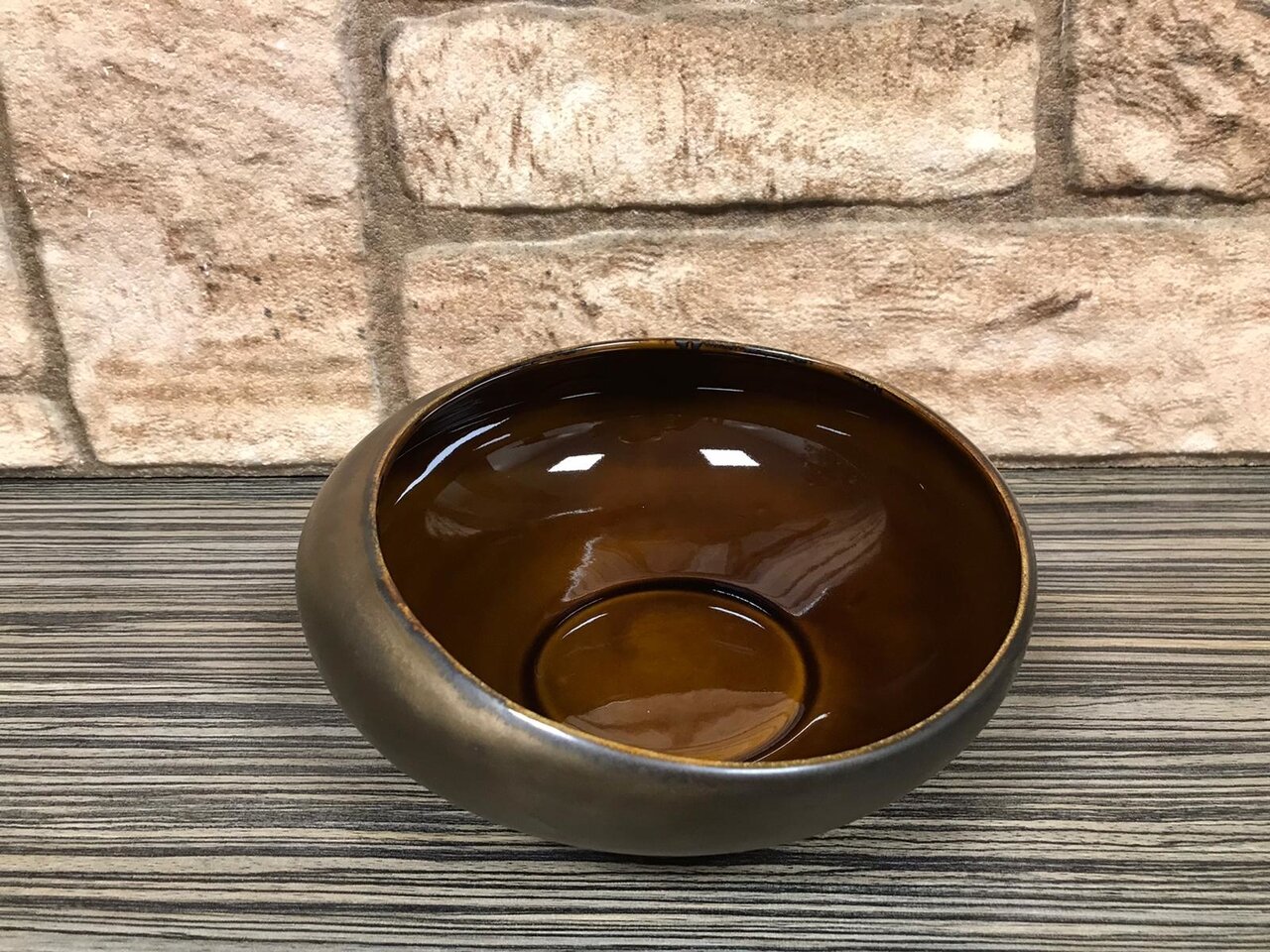 Schuin bord 21 cm Metallic goud Raw by Kevala