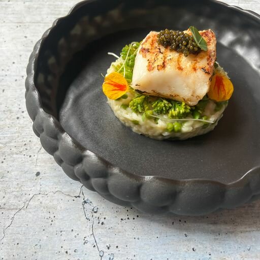 Diep bord gebogen 24,5 cm Bubble zwart Raw by Kevala