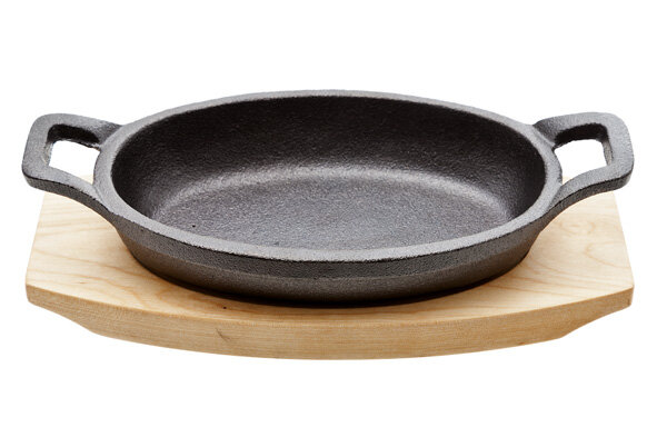 Gratinschotel gietijzer ovaal op houten plankje 15,5 cm