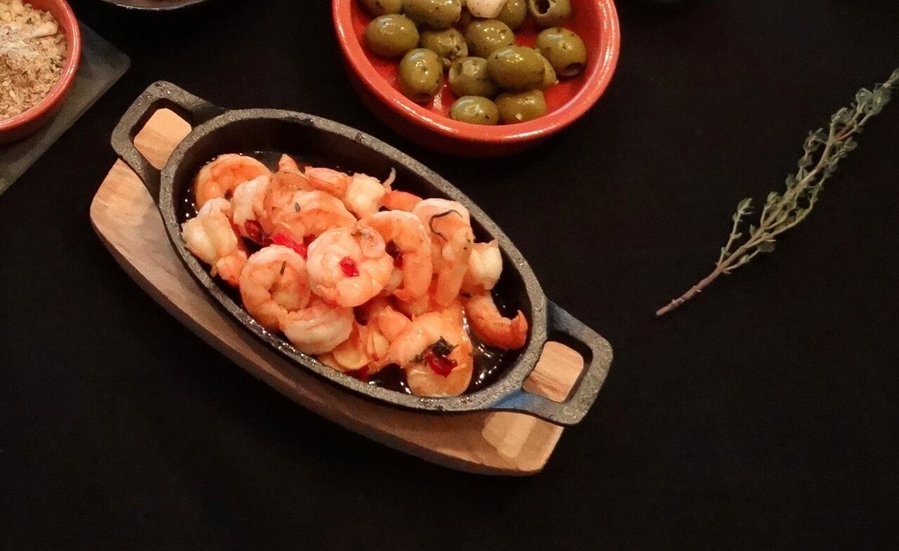 Gratinschotel gietijzer ovaal op houten plankje 15,5 cm