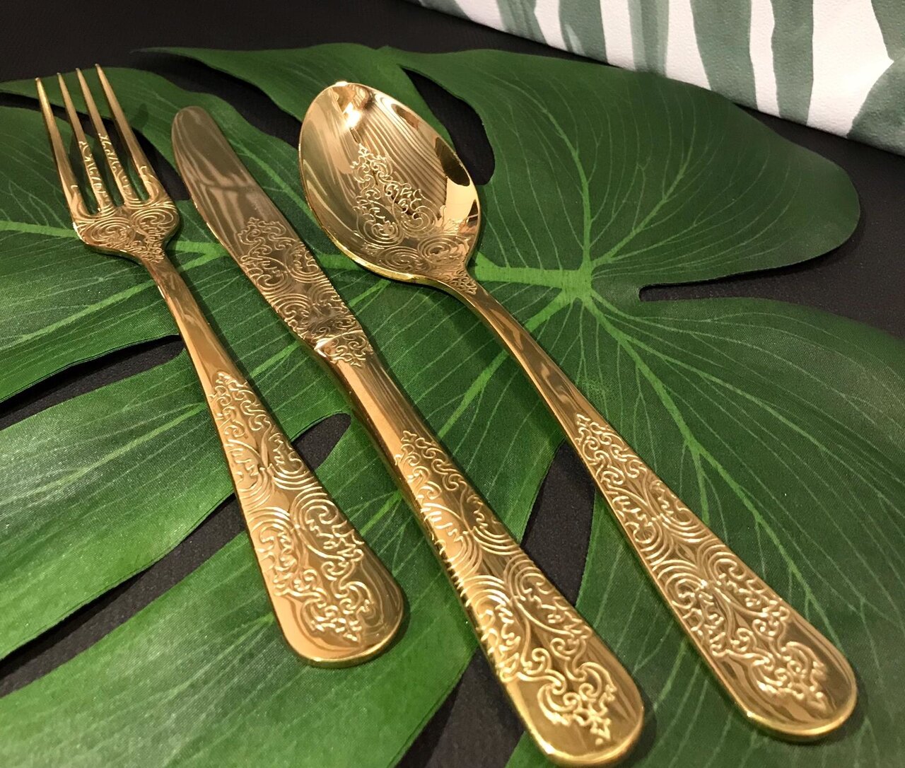 Tafelmes Antique Gold