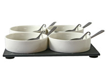 Aperoset tapas met 4 schaaltjes op leisteen