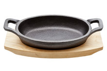 Gratinschotel gietijzer ovaal op houten plankje 15,5 cm