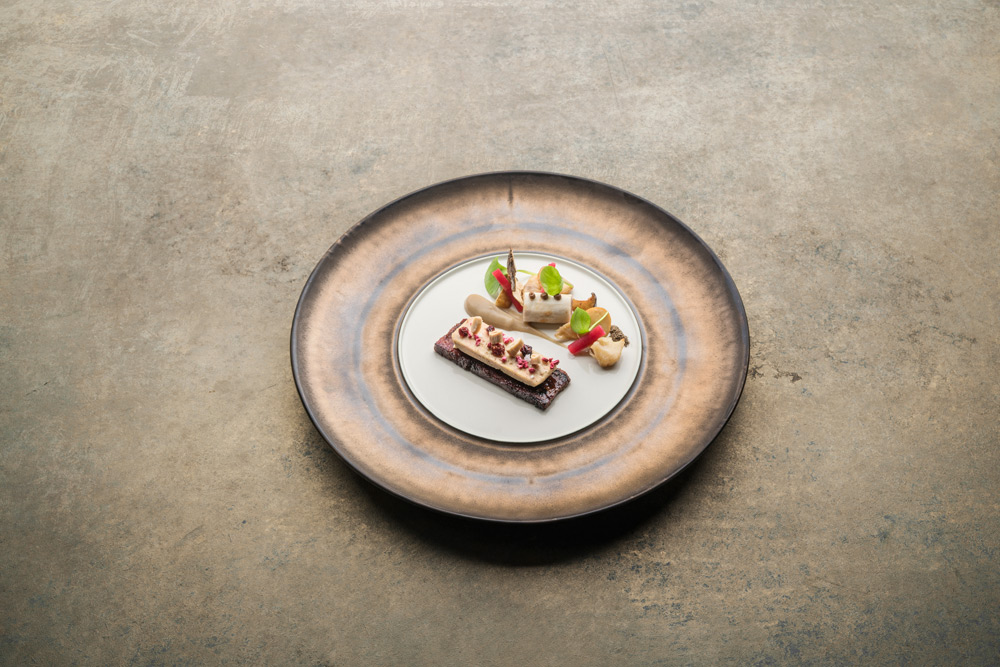 Bord 33,7 cm metallic goud Raw by Kevala