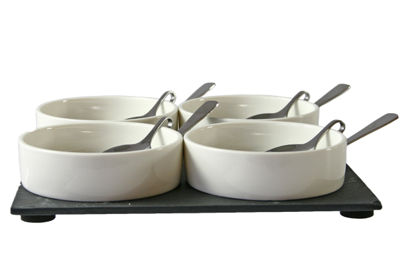 Aperoset tapas met 4 schaaltjes op leisteen